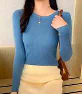 Blusa feminina de tricot canelado, manga longa, com decote redondo e ajuste confortável. Estilo sofisticado e versátil.